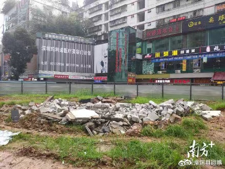 深圳市羅湖區(qū)東門時(shí)代廣場綠地公園施工圍擋等設(shè)施遭打砸